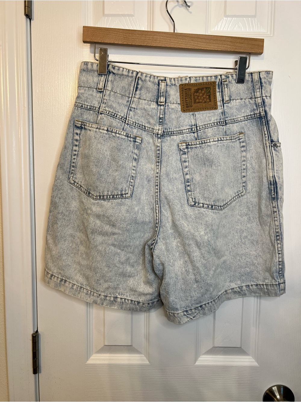 Vintage-Inspired Light Wash Denim High-Waist Women’s Shorts